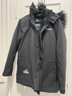 Hollister man Black Puffer Parka with Faux Fur Trim